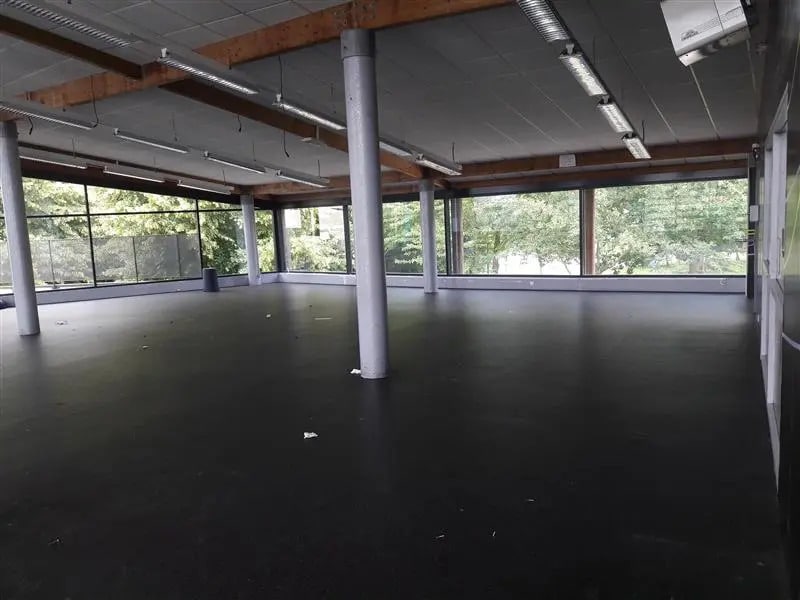 Location Commerce 587 m² - Photo 1