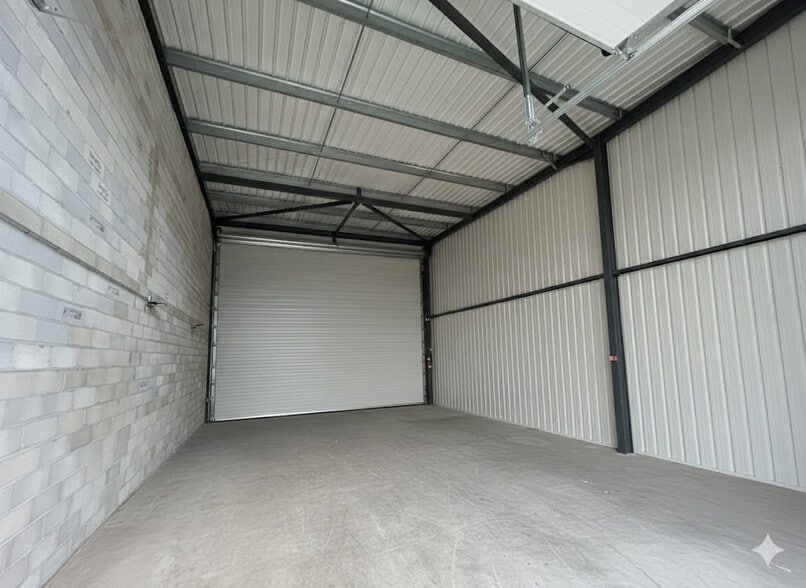 Light Industrial in La Farlède to rent - Interior Photo - Image 2 of 3