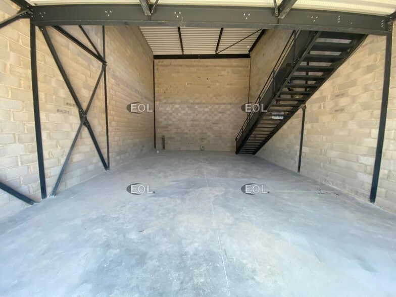 Light Industrial in Roquevaire to rent - Interior Photo - Image 2 of 4