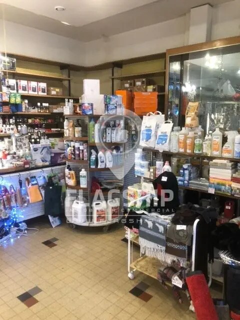 Retail in Saint-Cloud to rent Interior Photo- Image 1 of 10