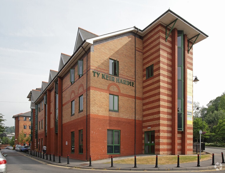 Avenue De Clichy, Merthyr Tydfil to rent - Building Photo - Image 3 of 44