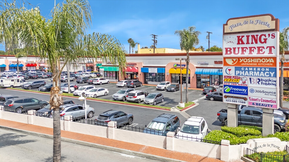 Plaza De La Fiesta / 40K SF Center portfolio of 3 properties for sale on LoopNet.co.uk - Building Photo - Image 3 of 10