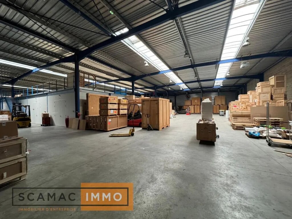 Location Entrepôt 3 400 m² - Photo 1