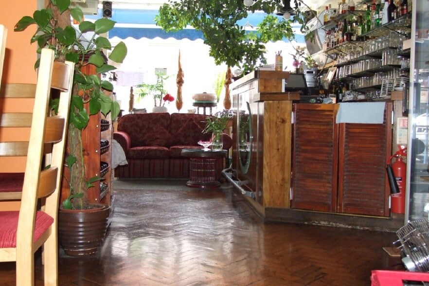 12 Worcester Rd, Bromsgrove for sale - Interior Photo - Image 2 of 9