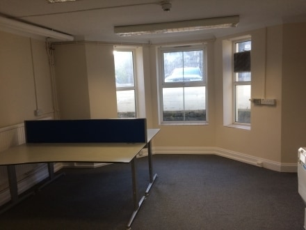 19-20 Gold Tops, Newport to rent Interior Photo- Image 1 of 2