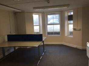 19-20 Gold Tops, Newport to rent Interior Photo- Image 1 of 2