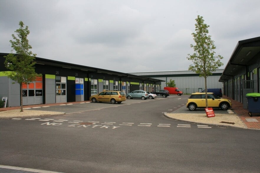 Smeaton Close, Aylesbury to rent - Primary Photo - Image 1 of 9