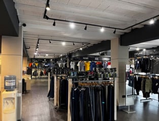 116-121 Bury New Rd, Manchester to rent Interior Photo- Image 1 of 3