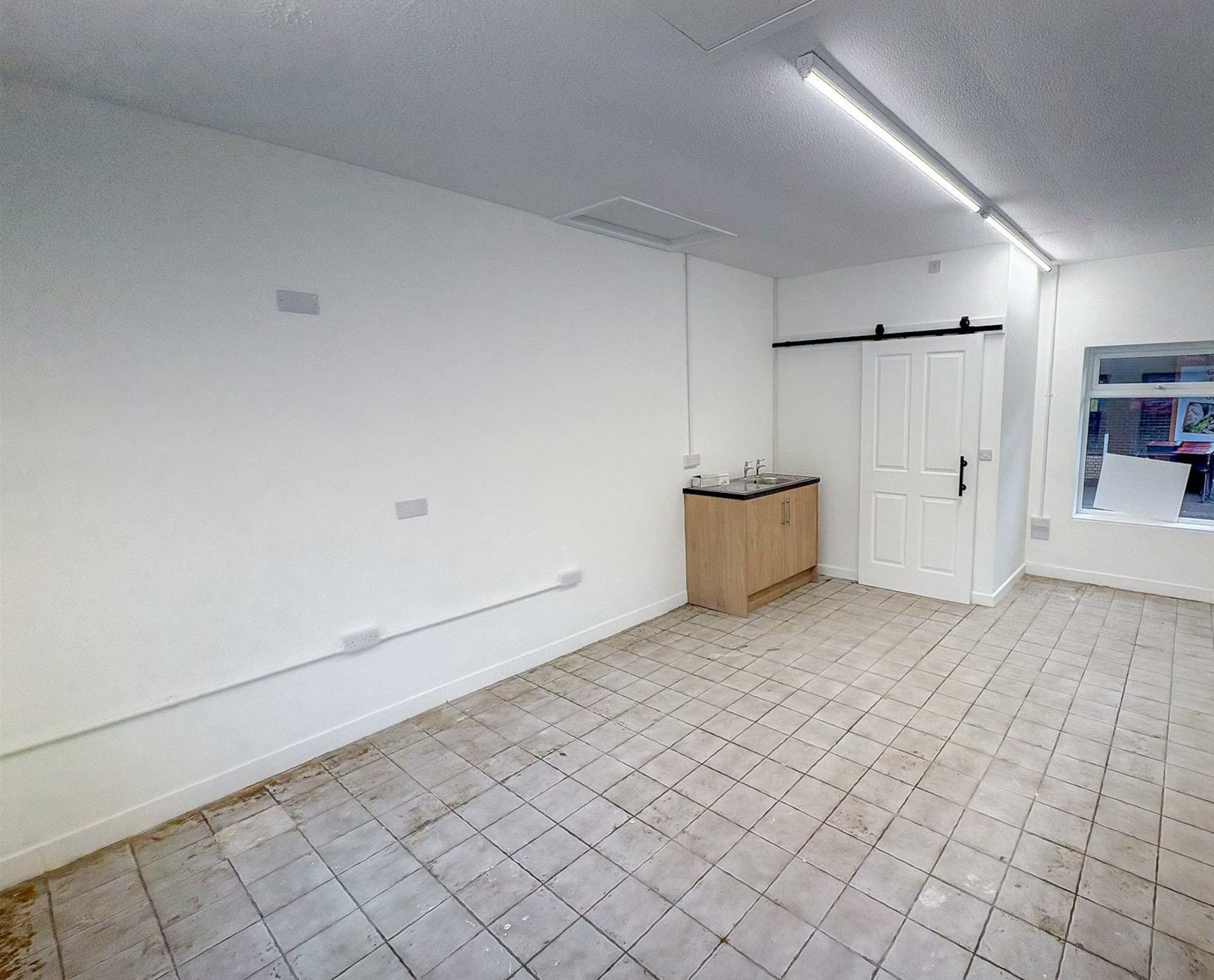 Upper Park Rd, Tenby to rent Interior Photo- Image 1 of 3