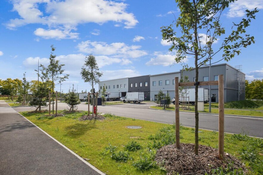 Avenue De La Demi-Lune, Roissy-en-France to rent - Building Photo - Image 3 of 13