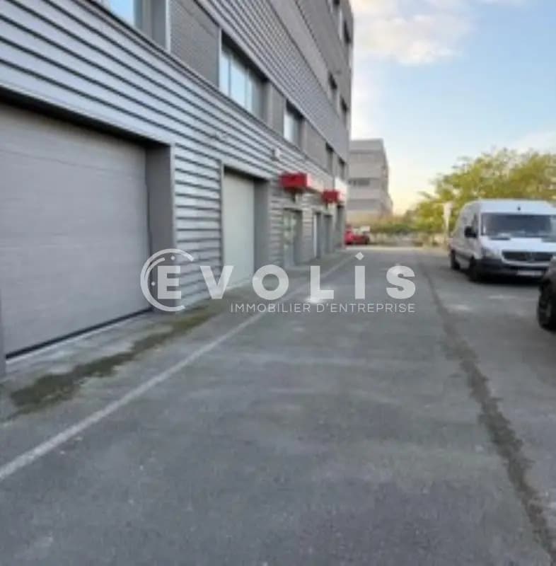 Office in Villeneuve-la-Garenne to rent Building Photo- Image 1 of 5
