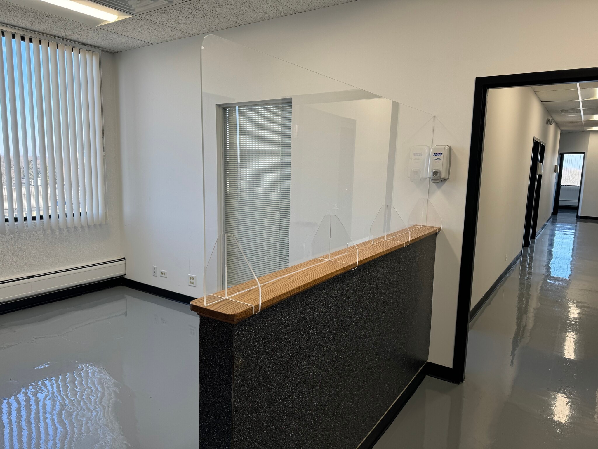 121 S Wilke Rd, Arlington Heights, IL to rent Interior Photo- Image 1 of 16