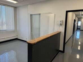 121 S Wilke Rd, Arlington Heights, IL to rent Interior Photo- Image 1 of 16