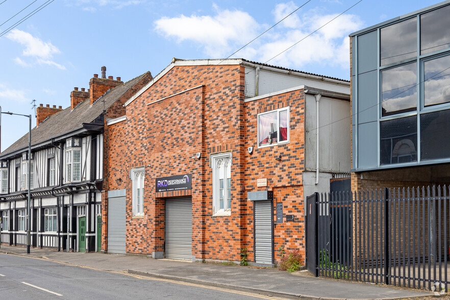 3 Dansom Lane South, Hull to rent - Building Photo - Image 2 of 2