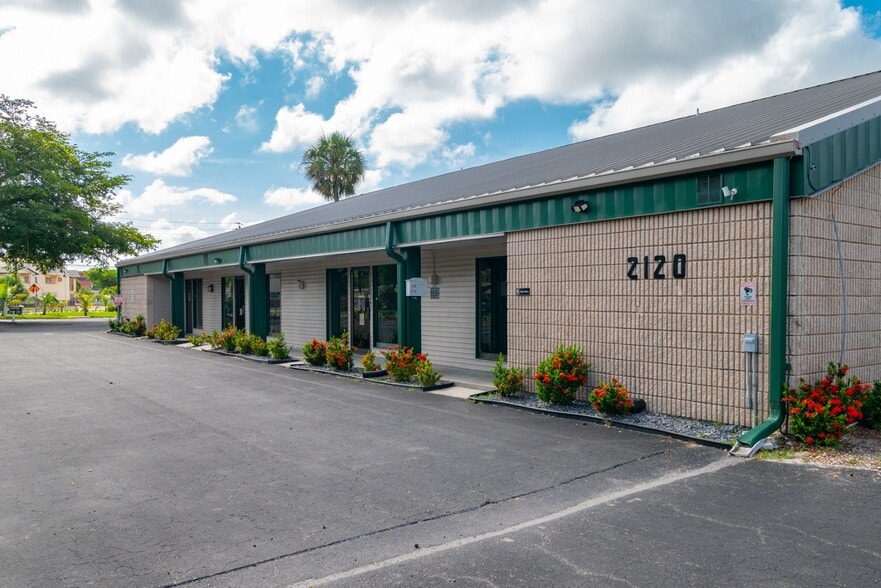 2120 Collier Ave, Fort Myers, FL for sale - Primary Photo - Image 1 of 14