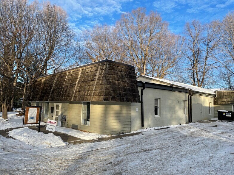 21195 Minnetonka Blvd, Shorewood, MN for rent - Building Photo - Image 3 of 6