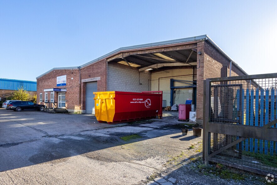 Maybrook Rd, Sutton Coldfield to rent - Primary Photo - Image 1 of 2