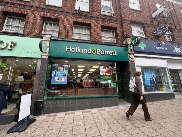 20 Temple Fortune Para, London to rent Building Photo- Image 1 of 2