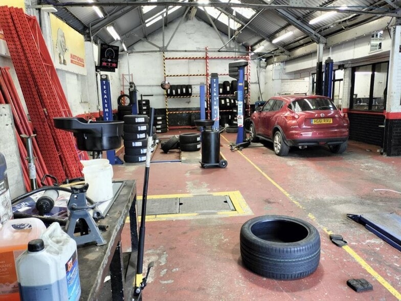 67 Boundary Rd, Woking to rent - Building Photo - Image 3 of 5