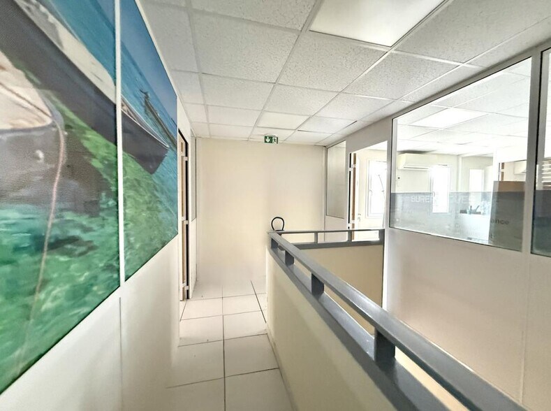 Office in La Farlède to rent - Building Photo - Image 3 of 8
