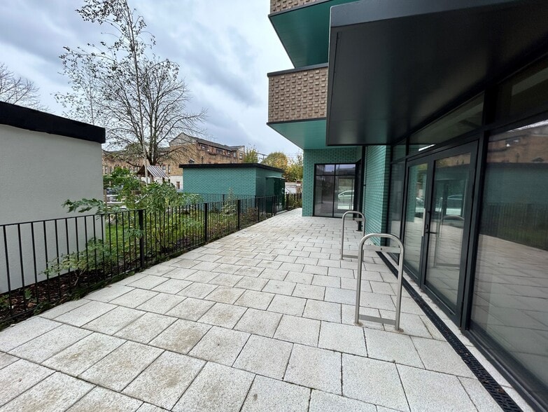 Heylyn Square Bow London E3 2DW, London to rent - Building Photo - Image 2 of 5