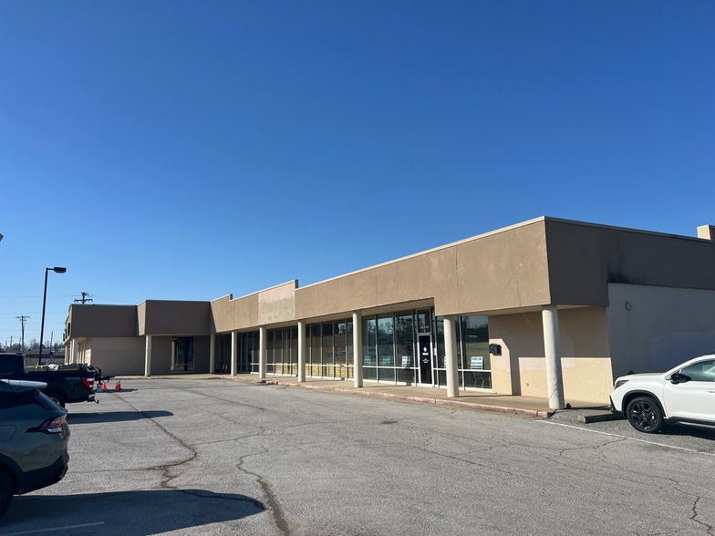 100 N 8th St, Rogers, AR to rent - Building Photo - Image 3 of 8