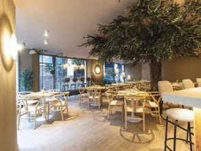 Retail in Madrid, Madrid to rent Interior Photo- Image 2 of 8