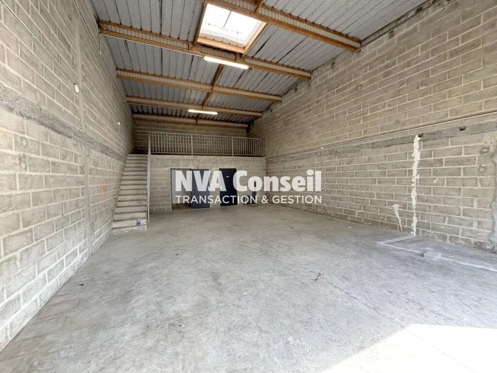Location Local d'activités 120 m² - Photo 1