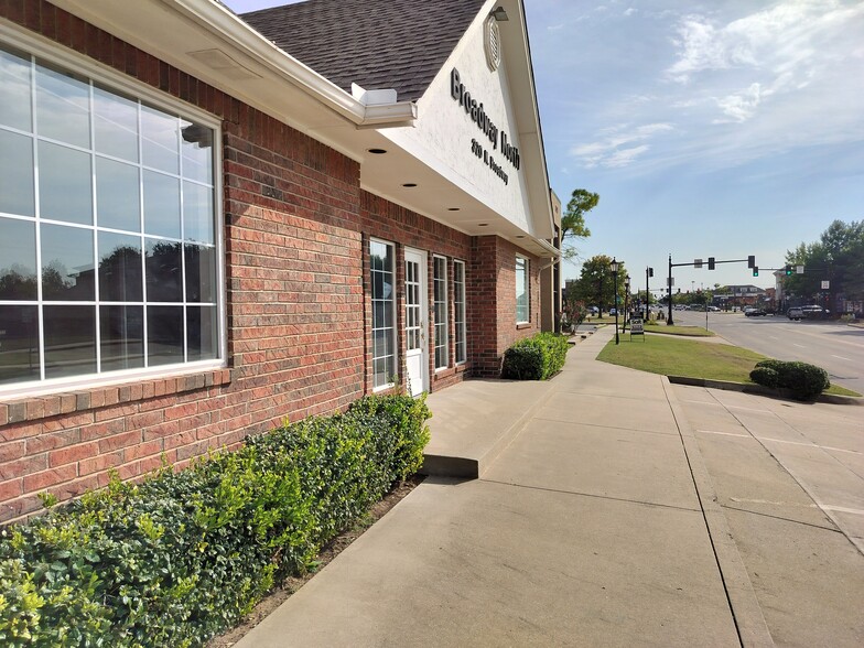 320 N Broadway, Edmond, OK for rent - Building Photo - Image 2 of 20