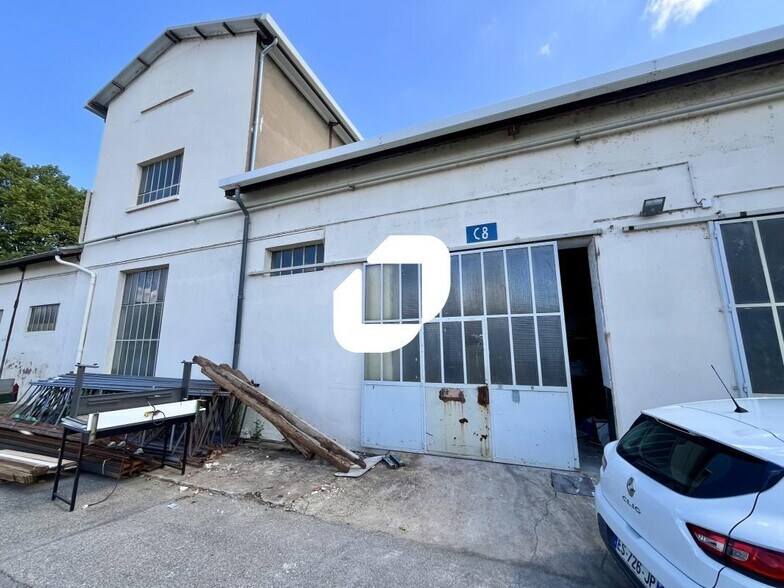 Light Industrial in Neuville-sur-Saône to rent - Building Photo - Image 2 of 12