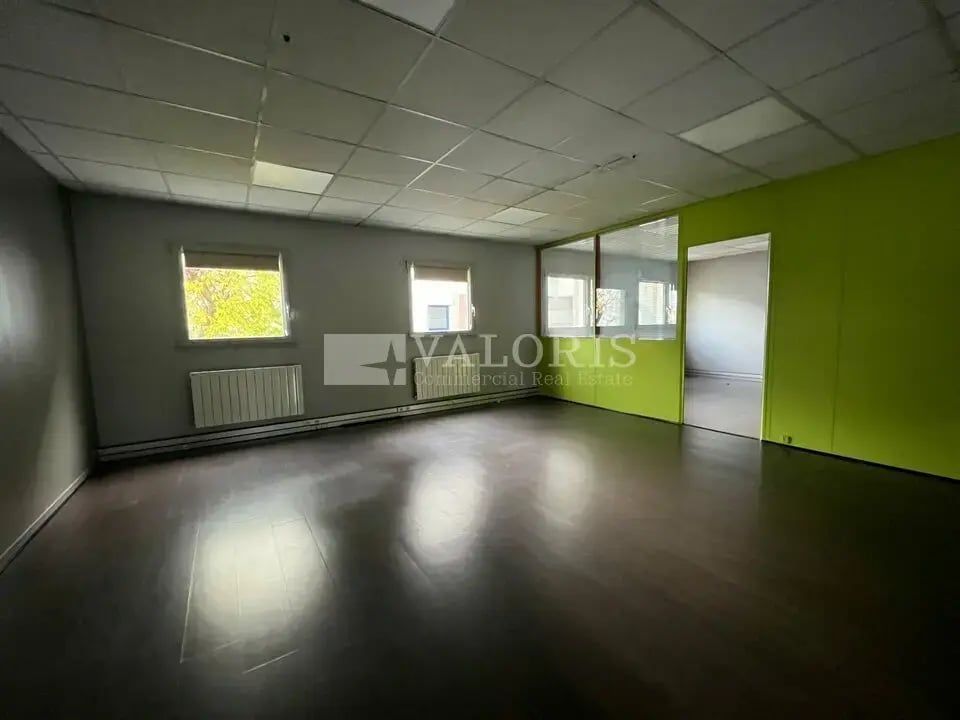 Office in Villeurbanne to rent Interior Photo- Image 1 of 10
