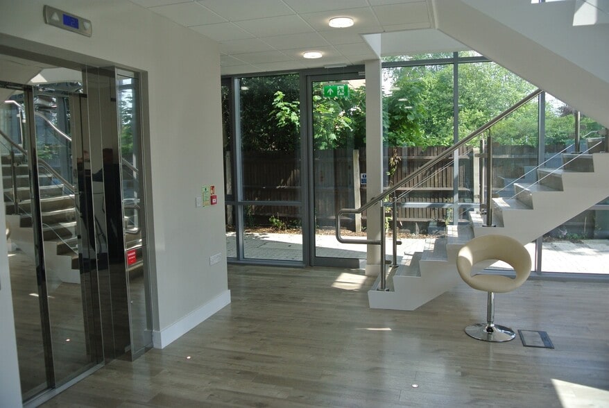 2 Esher Rd, Walton On Thames to rent - Interior Photo - Image 3 of 6