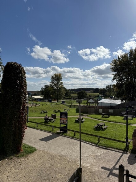 Dark Ln, Warwick to rent - Building Photo - Image 2 of 3