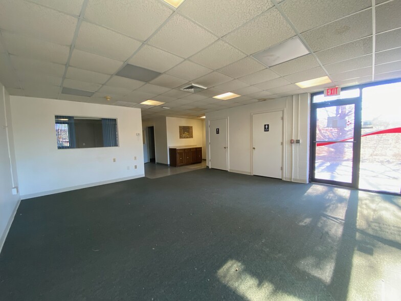 102 Filley St, Bloomfield, CT for rent - Building Photo - Image 3 of 4