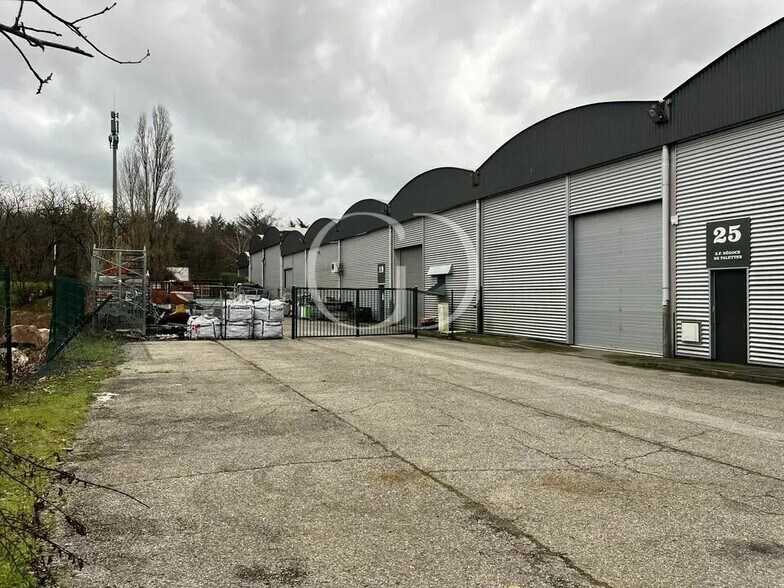 9 Rue Du Dauphiné, Saint-Priest to rent - Building Photo - Image 2 of 6