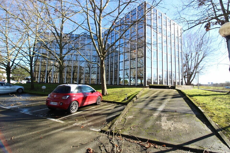 232 Rue De La Découverte, Labège to rent - Building Photo - Image 3 of 7