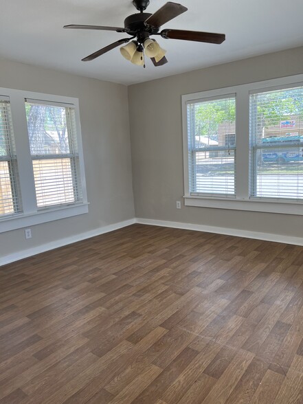 223 E Bridge St, New Braunfels, TX for rent - Interior Photo - Image 3 of 5