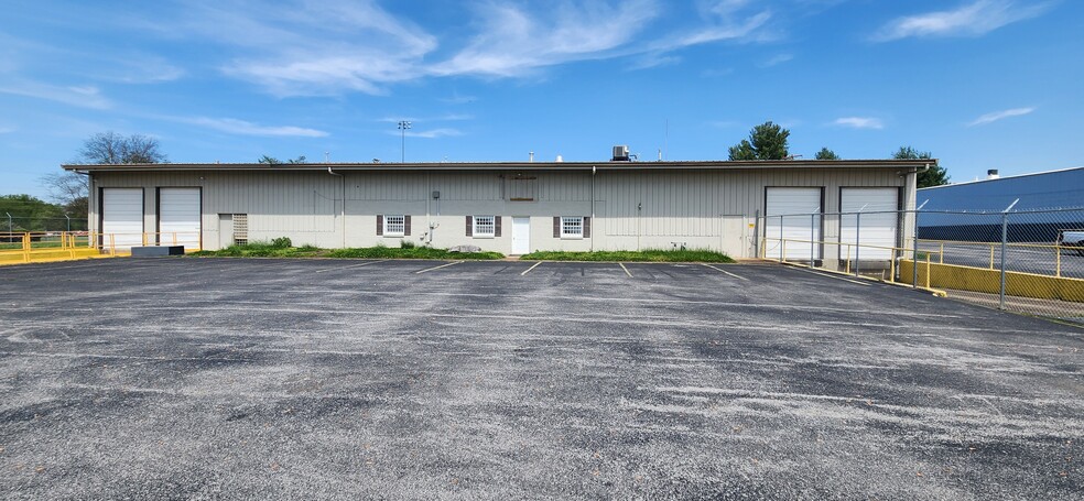 1011 Veterans Memorial Ln, Bowling Green, KY for rent - Building Photo - Image 3 of 17