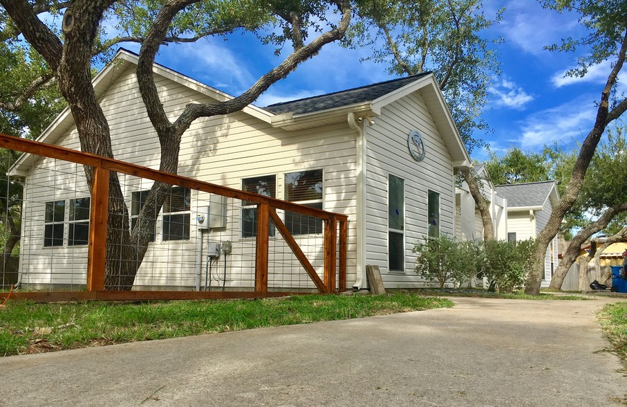 1806 Harbor Dr, Rockport, TX for rent - Primary Photo - Image 1 of 11