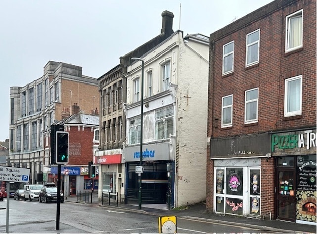 144 Commercial Rd, Bournemouth to rent - Building Photo - Image 3 of 3