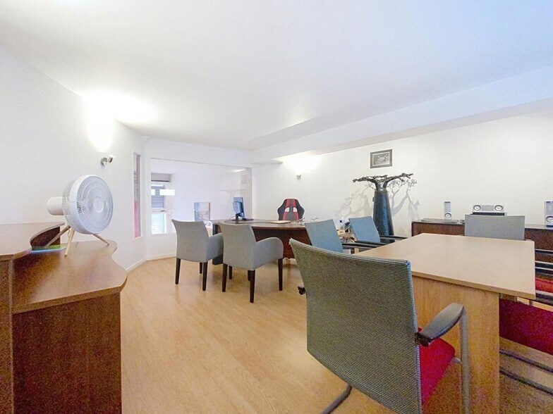 Office in Paris for sale - Interior Photo - Image 3 of 4