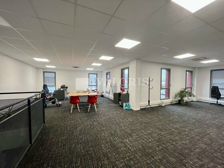 6 Rue D'Arsonval, Chassieu to rent - Interior Photo - Image 3 of 9