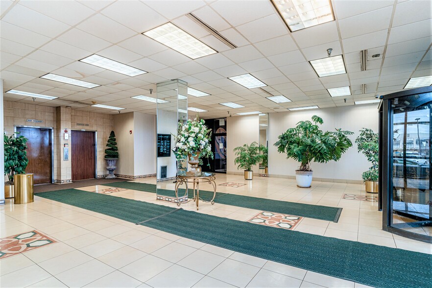 2602 E Dempster St, Park Ridge, IL for rent - Lobby - Image 2 of 12