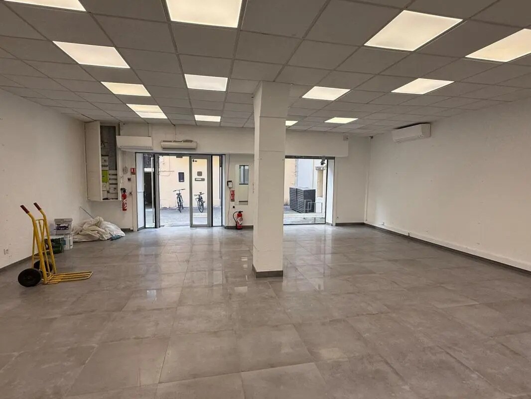Retail in Lyon for sale Interior Photo- Image 1 of 5