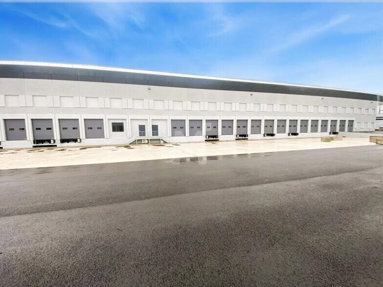 Light Industrial in Lisses to rent - Building Photo - Image 2 of 2