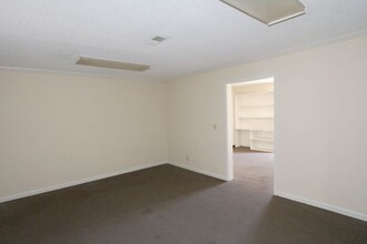 1810 E Poinsett St, Greer, SC for rent Interior Photo- Image 1 of 10