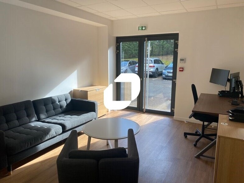 Office in Rillieux-la-Pape to rent - Interior Photo - Image 2 of 7