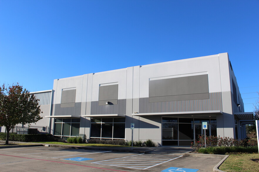 15330 Vantage Pky W, Houston, TX for rent - Building Photo - Image 1 of 2