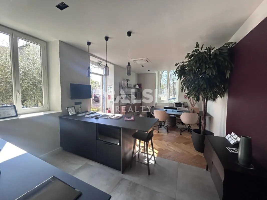 Retail in Écully to rent Interior Photo- Image 1 of 7