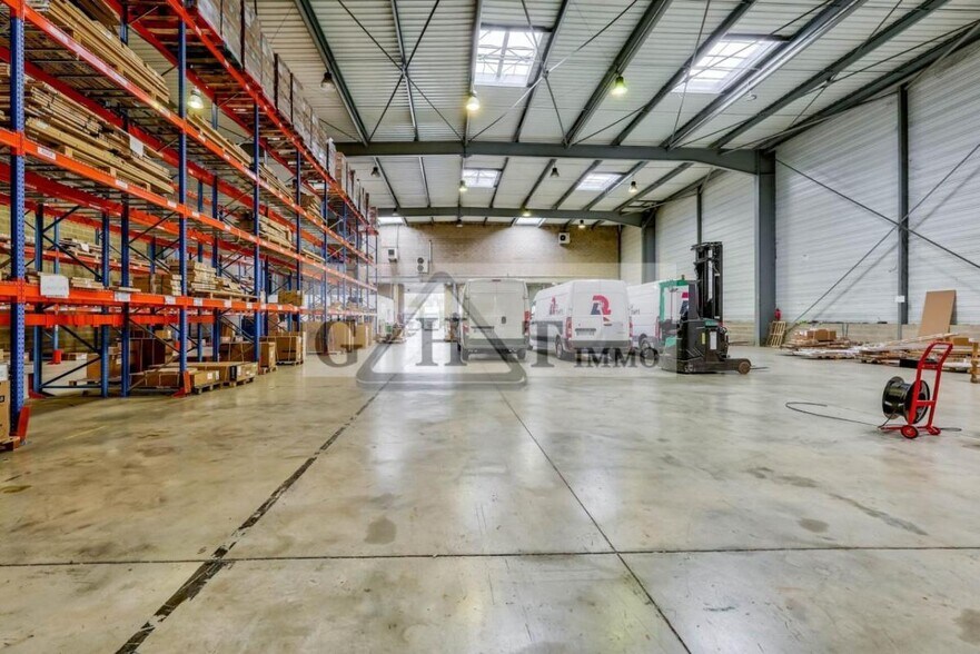 Industrial in Saint-Thibault-des-Vignes to rent - Building Photo - Image 2 of 2